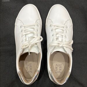 White Women's Naturalizer Morrison Sneaker, size 10